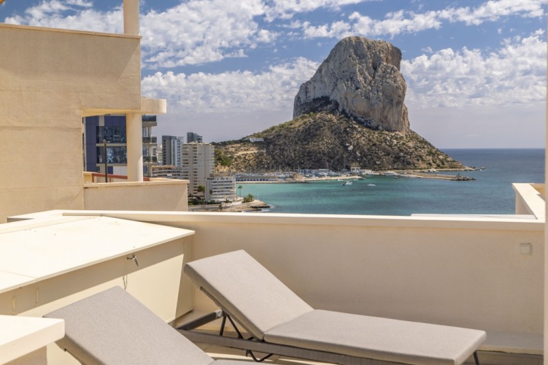 El cielo de Calpe a tus pies: ¡exclusivo ático dúplex de revista, frente al Mediterráneo! 